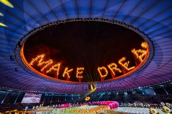 2012年伦敦夏季奥运会开幕式上 奥林匹克体育场上烟花绽放。 新华社照片。