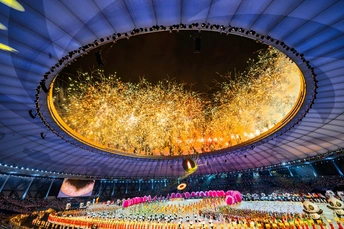 2012年伦敦夏季奥运会开幕式上 在奥林匹克体育场上方撒下彩色纸屑。 新华社照片。