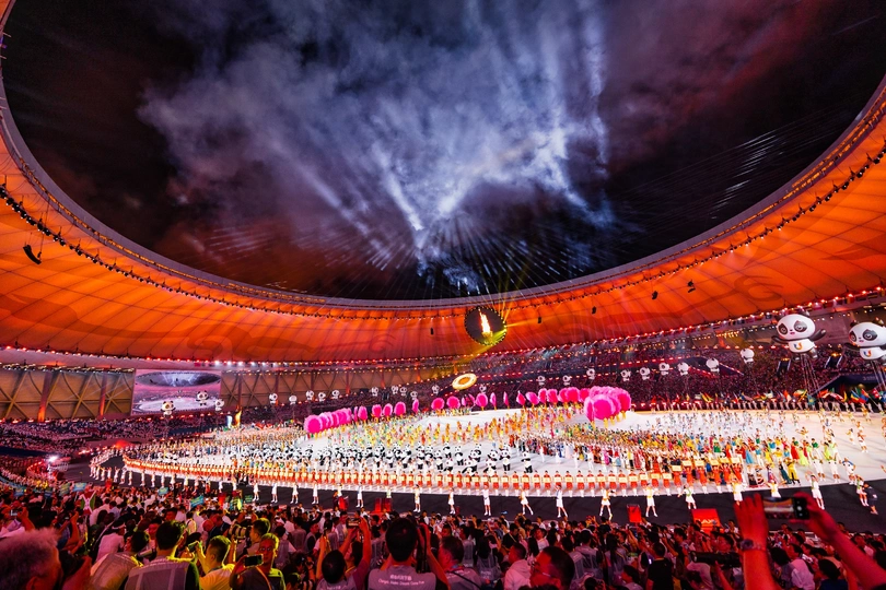 2012年伦敦夏季奥运会开幕式上 烟花在伦敦体育场上绽放。 新华社照片。