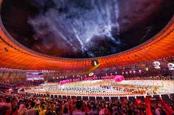 2012年伦敦夏季奥运会开幕式上 烟花在伦敦体育场上绽放。 新华社照片。