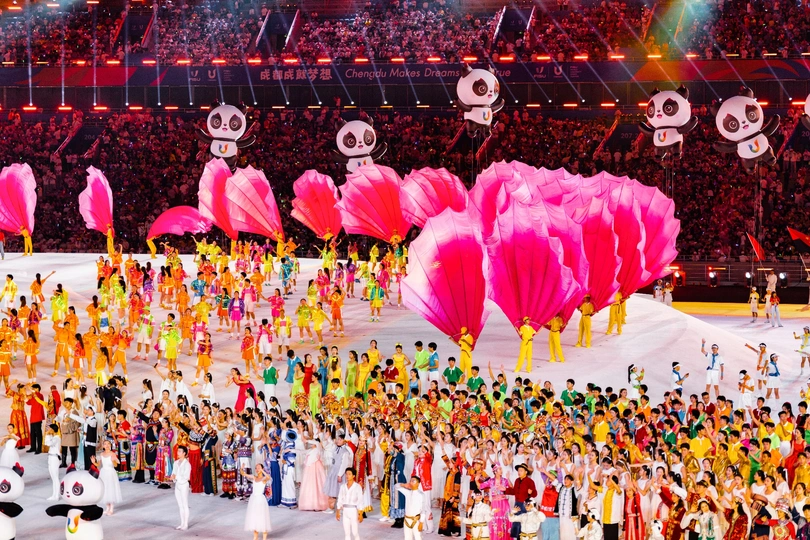 表演者在开幕式上在人群面前表演