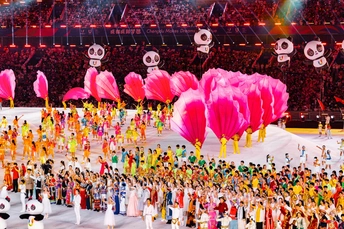 表演者在开幕式上在人群面前表演