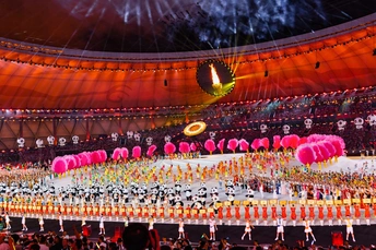 表演者在粉红色烟花背景下的体育场表演