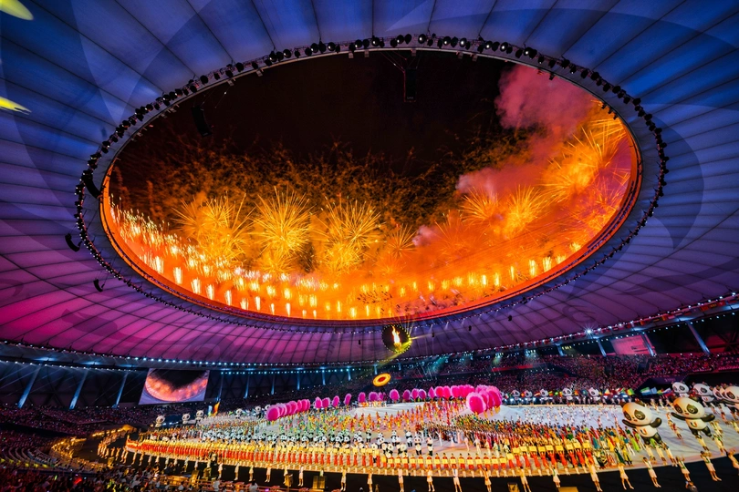 2012年伦敦奥运会开幕式期间 伦敦英国奥林匹克体育场烟花绽放 同时点燃了奥林匹克火炬。体育场被照亮