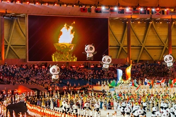 舞台上燃烧着火焰的大型体育场中的表演者