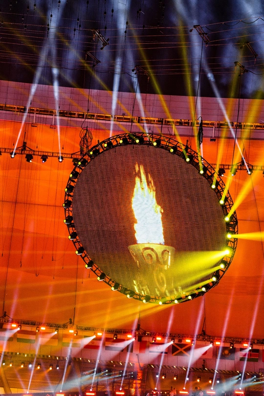 艺术家在一场燃着火的音乐会舞台上表演