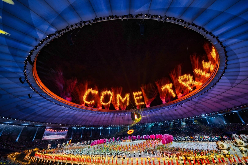 2012年伦敦夏季奥运会开幕式期间 奥林匹克火炬被投射到体育场。 新华社照片。