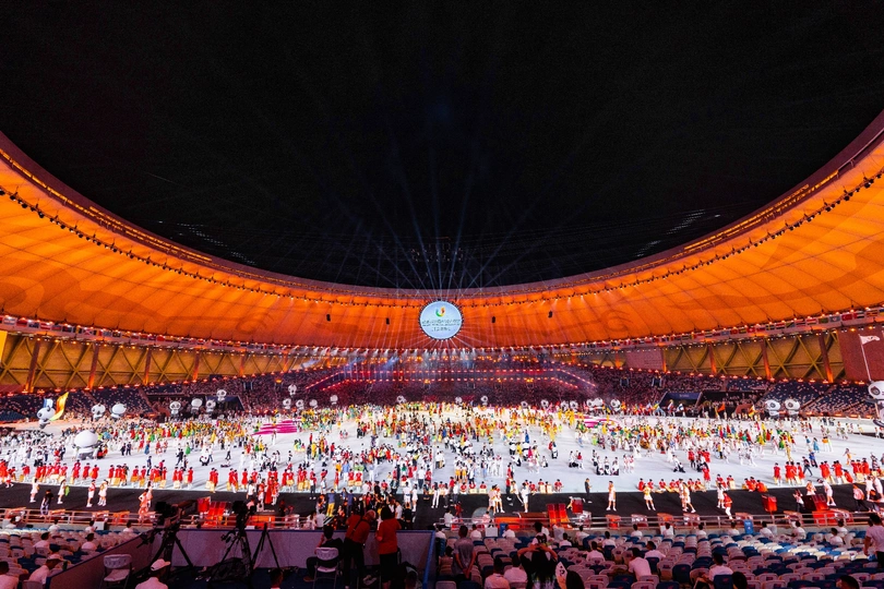 夜晚的大型体育场内有人们