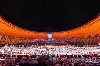 夜晚的大型体育场内有人们