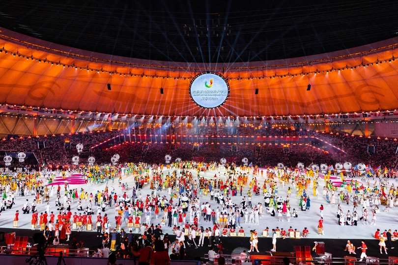 奥林匹克体育场为开幕式点燃 舞台上表演者 体育场内人群涌动。