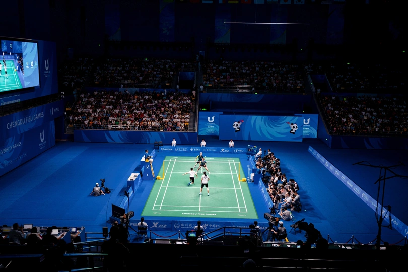 人们观看网球运动员打网球比赛