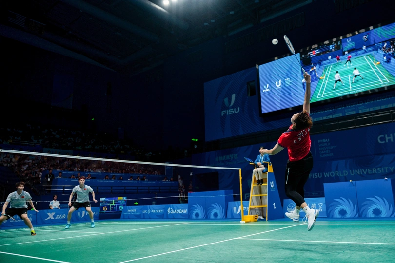 网球场上的一名男子正在打网球