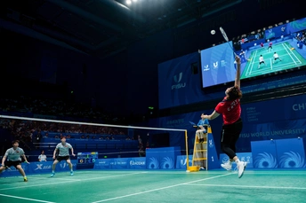 网球场上的一名男子正在打网球