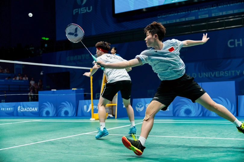 一个人正在和另一个玩家打羽毛球