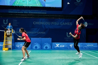 网球场上 几名人在打网球。