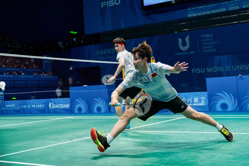 人们在场上玩一个游戏