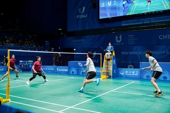 人们在室内网球场打网球