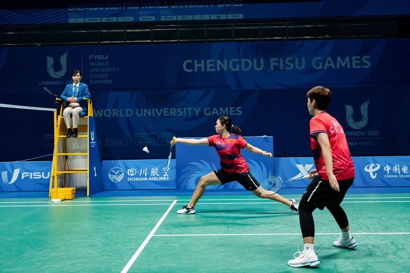 人们在网球场打网球