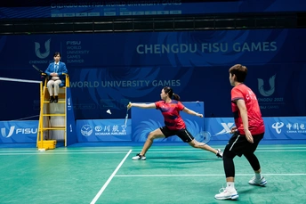 人们在网球场打网球