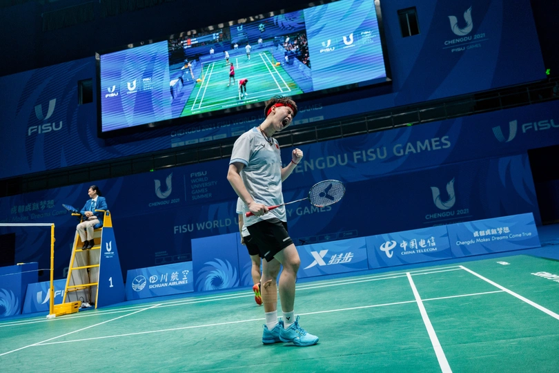 网球场上的一名男子正在打网球