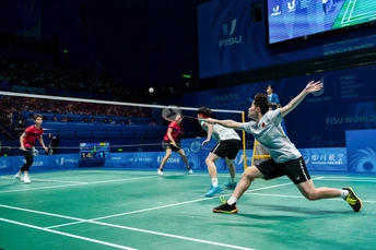 人们在网球场打网球