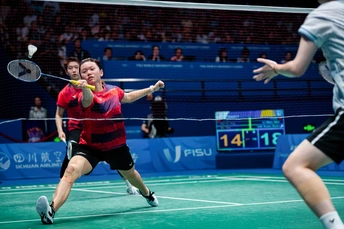 一些人正在打羽毛球。