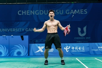 一个人手里拿着羽毛球拍