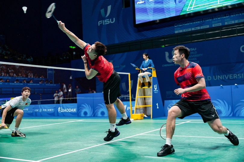 一群人正在打羽毛球。