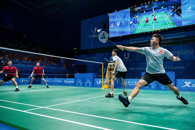 人们在网球场打网球