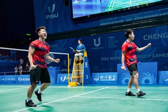 男人正在打羽毛球