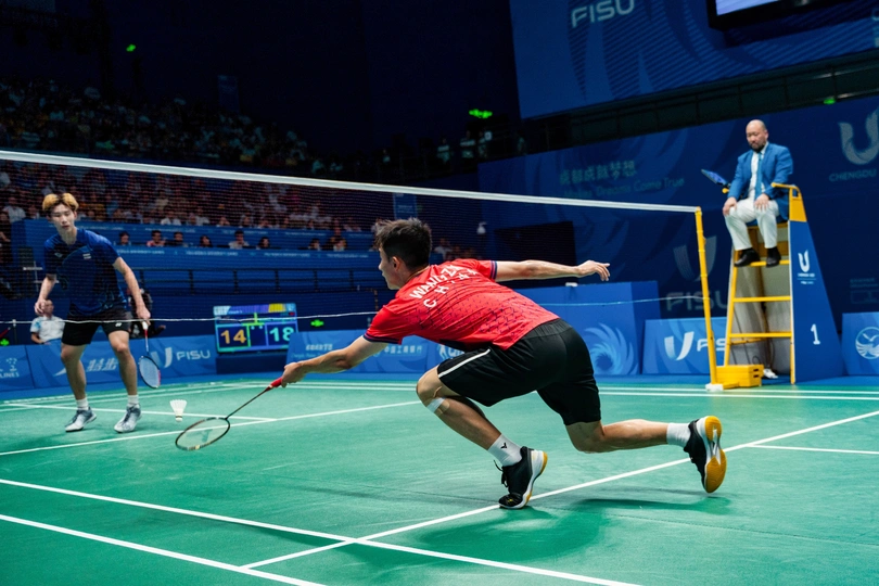 人们在网球场打网球