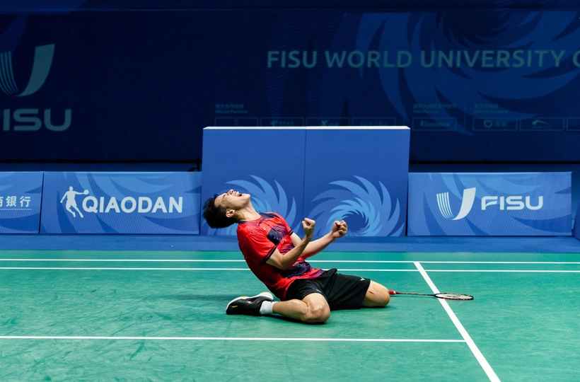 网球运动员在击球后倒在场上