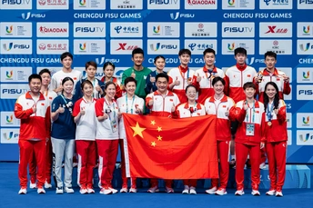 中国运动员与他们的金牌奖牌合影