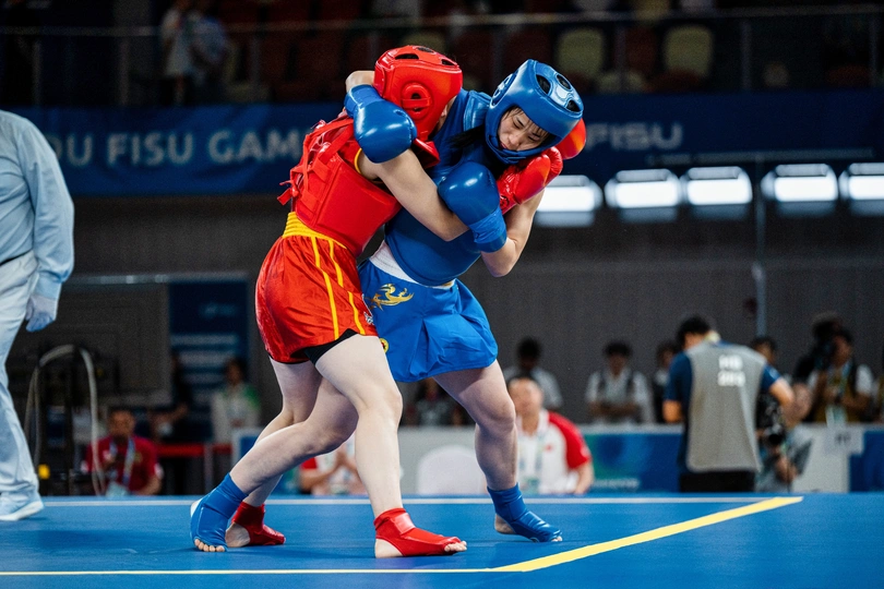 摔跤手在垫子上动作的照片