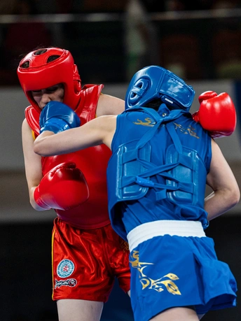 一个年轻人拳击场准备挥拳