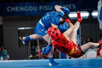 摔跤手在日本东京参加女子柔道比赛 这项运动在美国和美国的普及度越来越高。