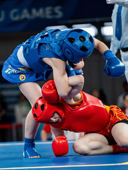 一名摔跤手正在参加一项运动。