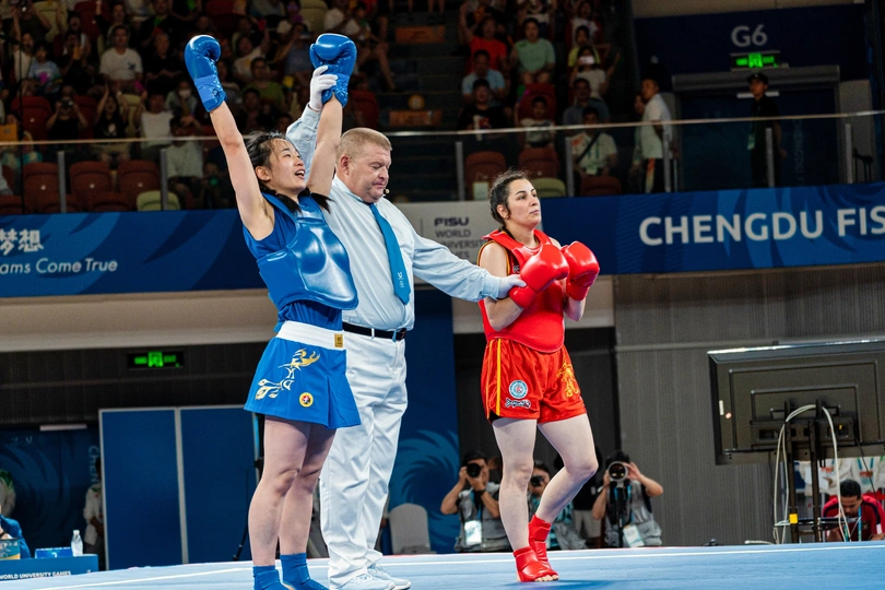 一位男性和一位女性正在参加混合武术比赛。