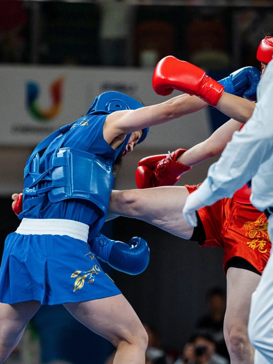 一名拳击手在比赛中从裁判那里踢出一记拳击。