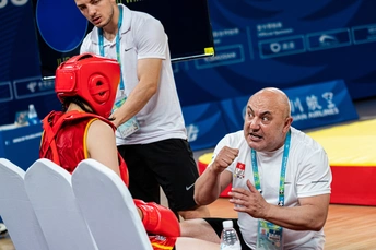 一个坐在长凳上的人