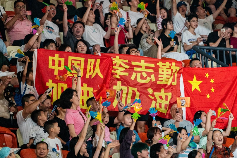 人群挥舞着国旗并欢呼