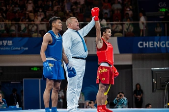 裁判在一场比赛中站在拳击手旁边