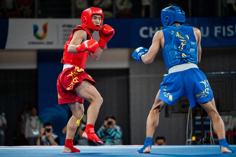 香港的<人>在一场在香港举行的女子拳击比赛中左边 中国的<人>在右边。