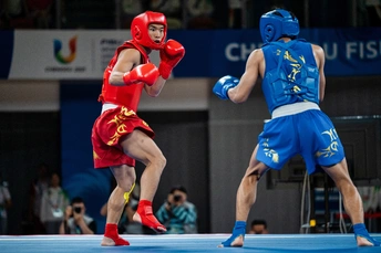 香港的<人>在一场在香港举行的女子拳击比赛中左边 中国的<人>在右边。