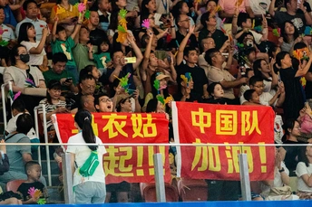 很多人在看一场足球比赛。