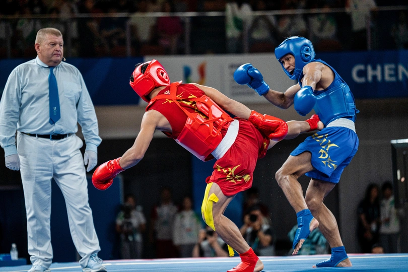 一场泰国拳击比赛 一名裁判在观看泰国拳击、混合武术、武术风格、混合武术、混合武术、混合武术、混合武术