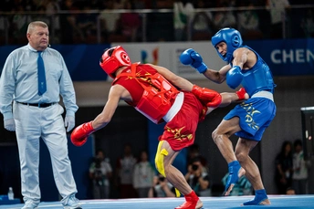 一场泰国拳击比赛 一名裁判在观看泰国拳击、混合武术、武术风格、混合武术、混合武术、混合武术、混合武术