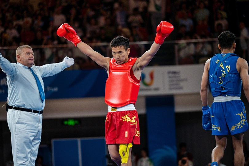 一个人举着双臂庆祝的照片