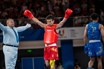 一个人举着双臂庆祝的照片