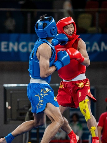 一个人正在拳击圈里挨打